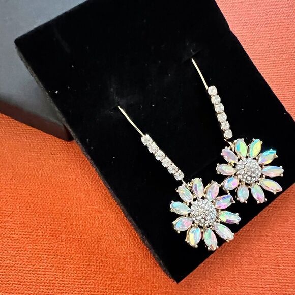 🌺 Betsey Johnson stunning crystal flower dangle earrings 🌺 - Picture 5 of 6